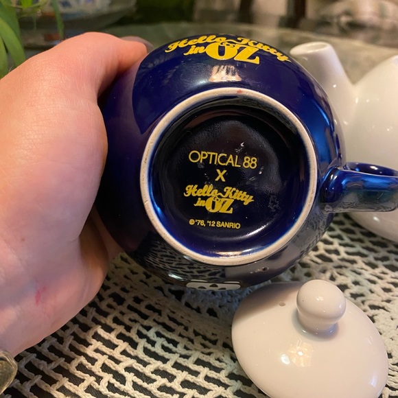 Hello Kitty Tea Set - Picture 4 of 4